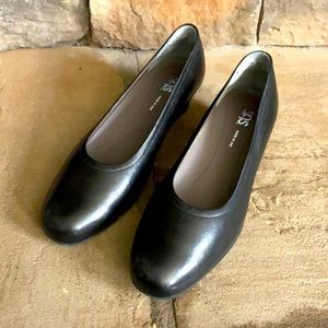 SAS REGINA PUMPS